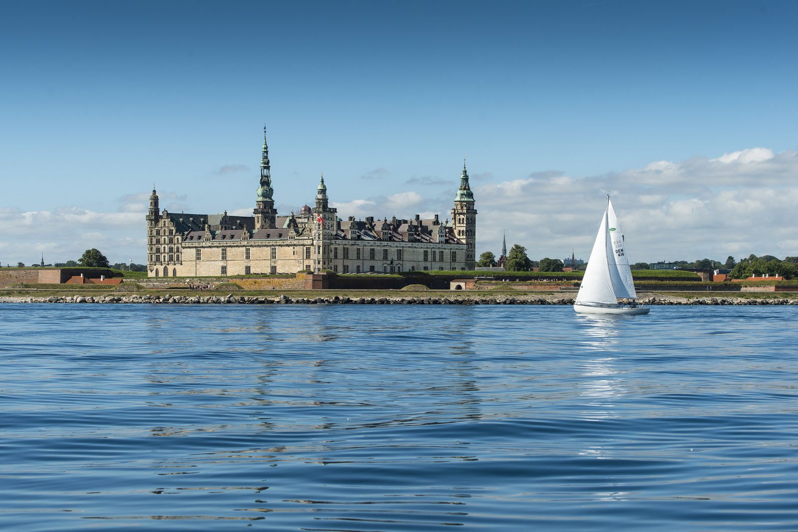 Kronborg_med_sejlbåd+-+[høj]+DSC_2007+foto+Thomas+Rahbek,+SLKE-medium