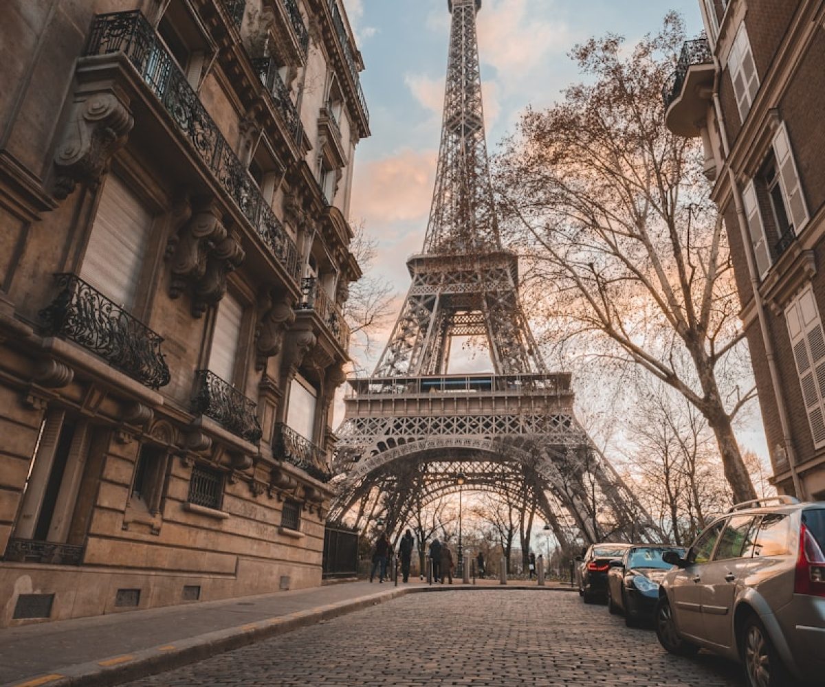 Eiffel Tower under blue sky during daytime